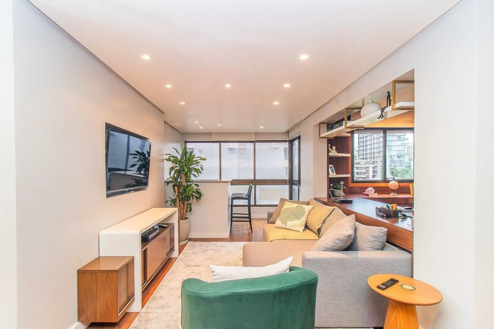 Imagem Apartamento Reformado e Mobiliado com 101m² e 2 Vagas no Coração do Rio Branco