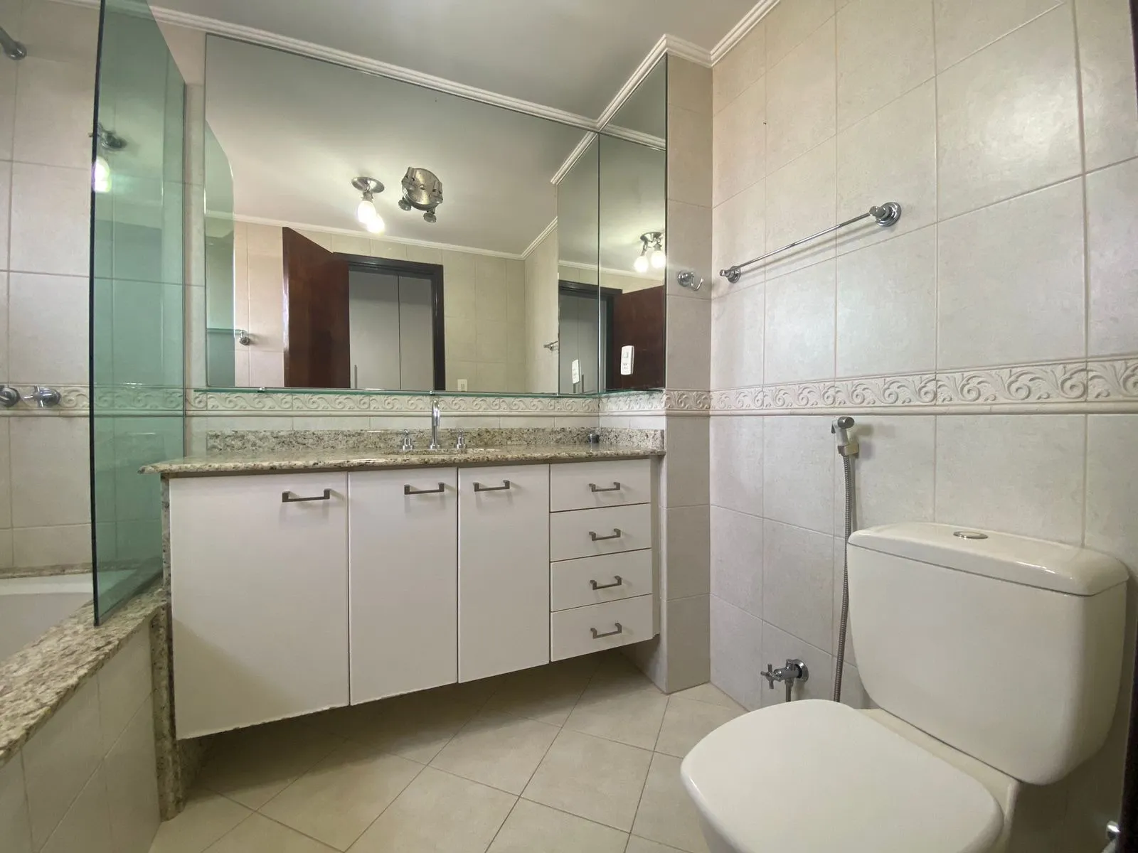 Imagem Lindo Apartamento de 148M² Condomínio Edifício Ettore Marangoni de 3 Suítes