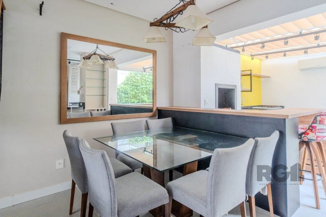 Imagem Casa impecável e mobiliada, com 3 niveis, possui 3 dormitórios sendo 1 suíte, 4 banheiros.
