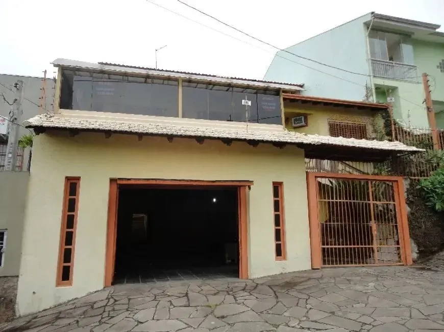 Imagem Casa com três dormitórios, suíte, piscina e 3 vagas.