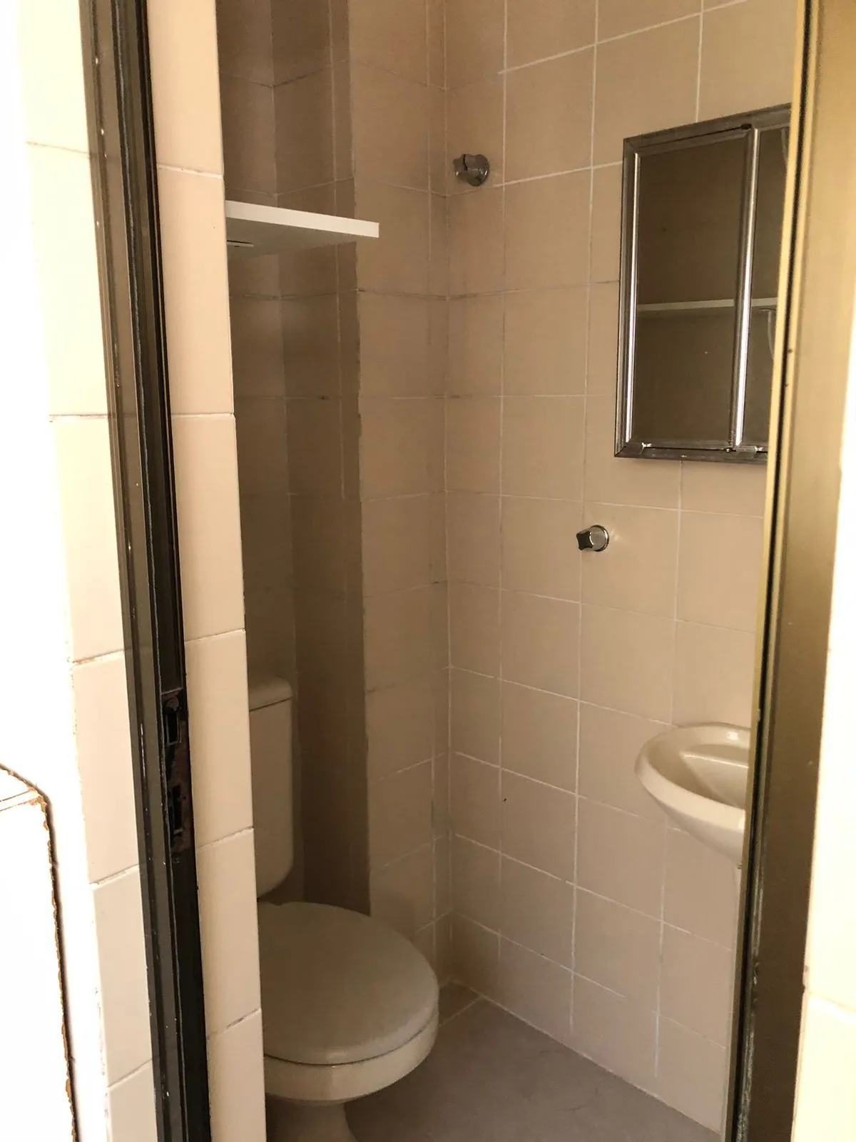 Imagem Vende ou aluga no bairro Menino Deus, com garagem, apartamento de 03 dormitórios, suíte, living 02 ambientes, com sacada e churrasqueira