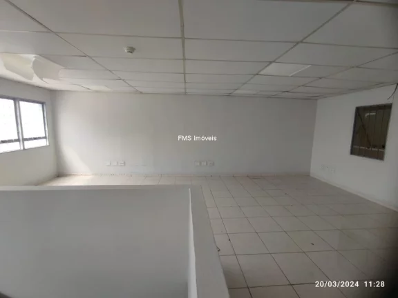 Imagem Galpão Comercial para Locação em Barueri-SP, Chácaras Marco: 2 banheiros, 4 vagas, 690m² de área!