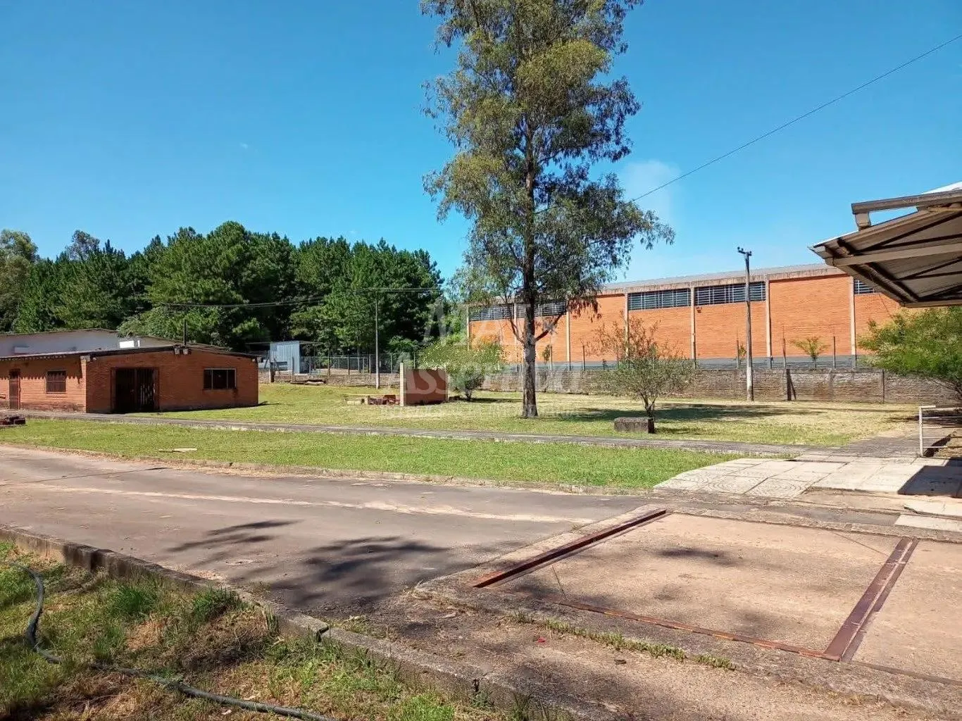 Imagem Complexo Industrial para venda na Av. Parobé com 8 prédios comercias