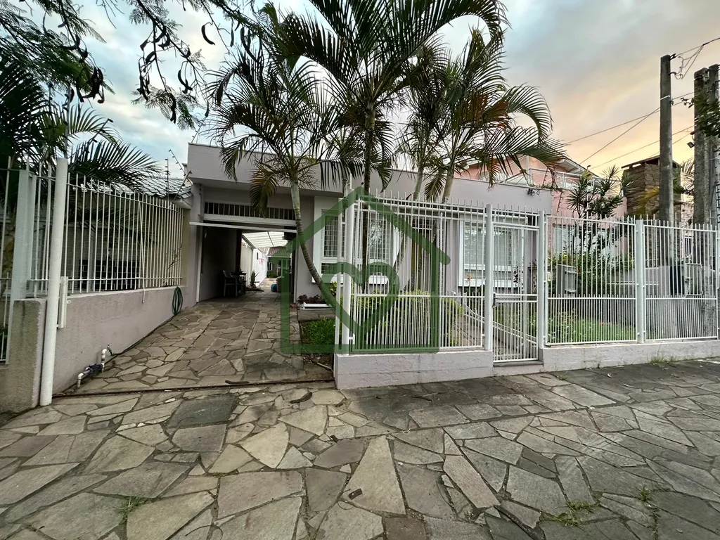 Imagem Excelente casa térrea, localizada em rua tranquila e arborizada, em frente à Praça Edgar Graef e ...