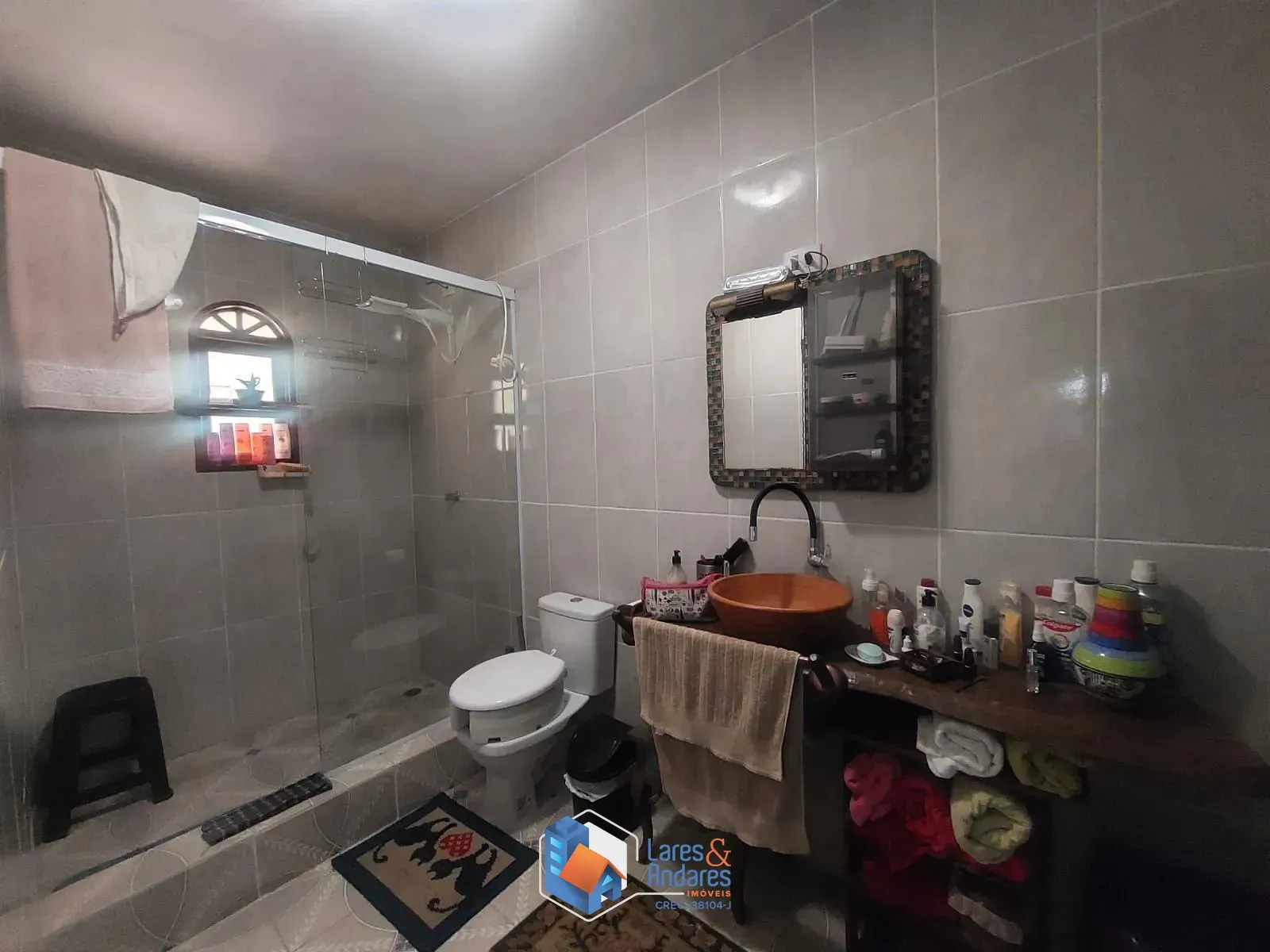 Imagem CASA RÚSTICA EM CONDOMÍNIO, 243 M² DE ÁREA ÚTIL, ÁREA TOTAL DE 1.801 M², 2 SUÍTES, 3 SALAS, 3 VAGAS E PORTARIA 24 HORAS - COTIA - SP