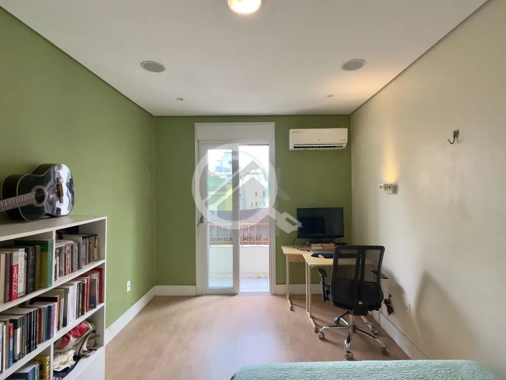 Apartamento de 80m², 3 dormitórios, sendo 1 com sacada, peças ampla, living para 2 ambientes, coz...