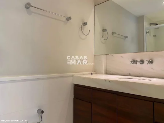 Imagem Apartamento de luxo à beira-mar no Leblon, RJ: 2 quartos, 1 suíte, 2 banheiros, 2 vagas de garagem e 84m² de pura sofisticação!