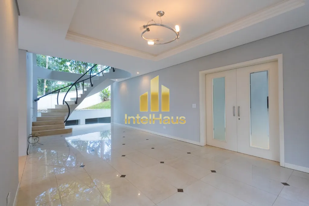 Imagem Esta residência de 487 m² no Campo Comprido é uma oportunidade estratégica para quem busca ampli...