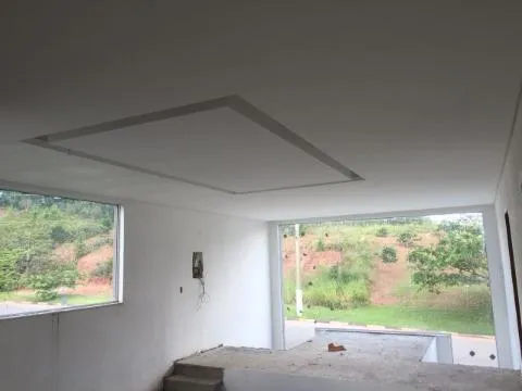 Imagem VENDA DE SOBRADO EM CONSTRUÇÃO NO CONDOMÍNIO JARIDM IMPERIAL HILLS III, EM ARUJÁ/SP, 500m² com 4 suítes, piscina, churrasqueira e 6 vagas CONSULTE-NOS