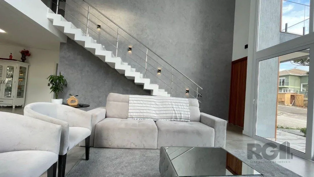 Imagem Linda Casa Ampla com 3 Suítes Construída Recentemente em Condomínio no Bairro Nobre de Gramado