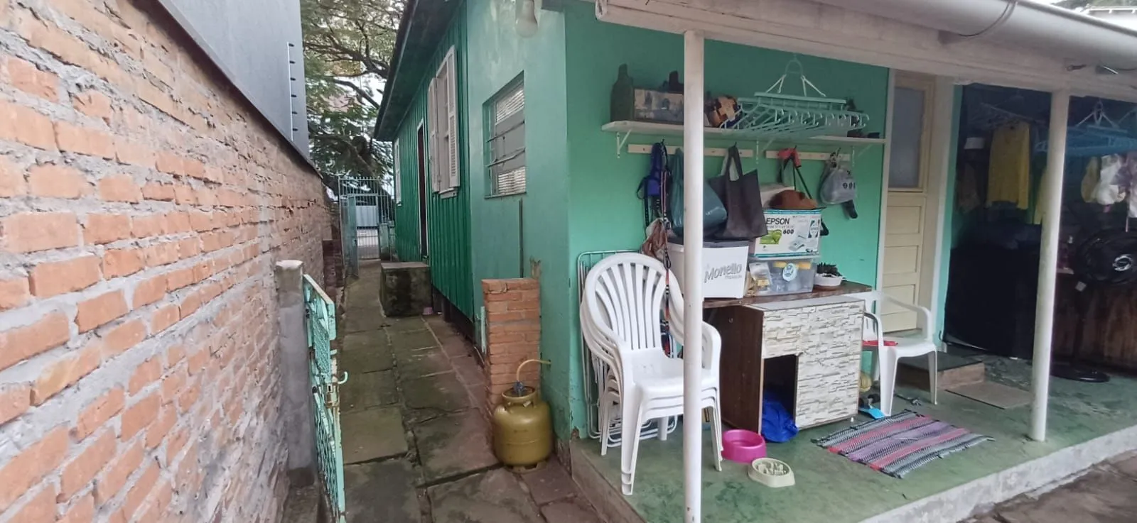 Imagem Vende-se casa de madeira, com dois dormitórios, banheiro, sala e cozinha. Localização privilegiada no bairro Jardim Botânico. Área do terreno com 6,6mx44m.