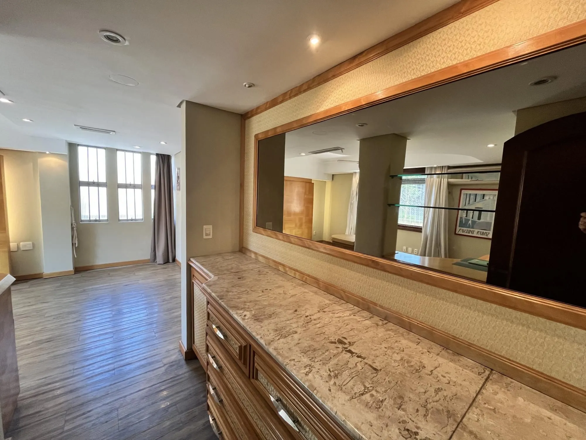 Imagem Apartamento de 4 quartos, suíte, amplo closet, dependência e 2 vagas de garagem