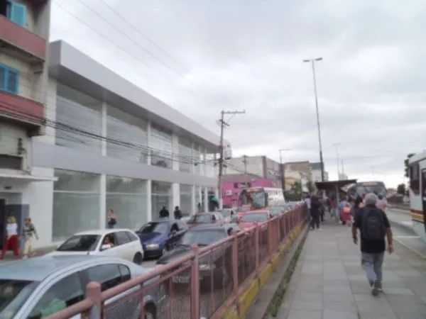 Imagem MÁFFER IMÓVEIS ALUGA - LOJA COMERCIAL NOVA NA AV. ASSIS BRASIL Loja nova com 220m² de área privativa, localizada em um dos pontos de maior fluxo da Av. Assis Brasil. Possui grande vitrine, proporcionando alta visibilidade para pedestres e veículos.