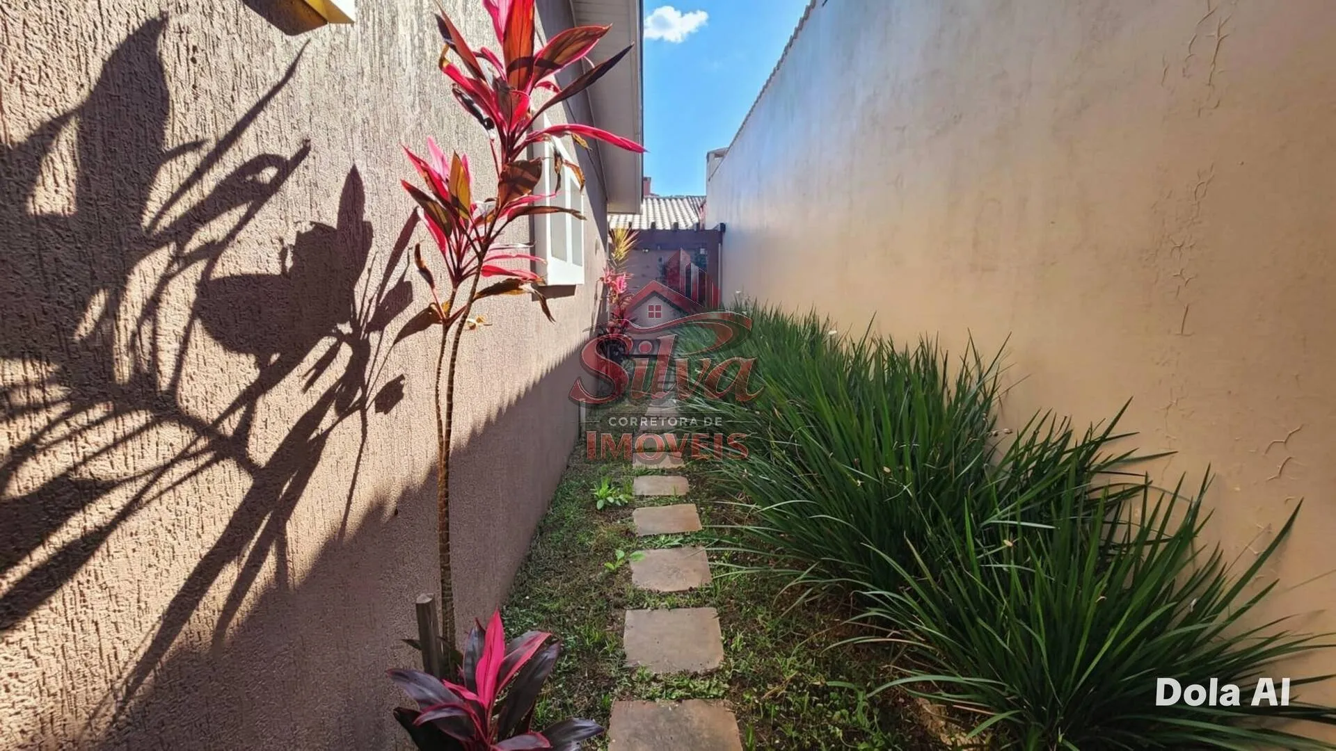 Imagem C756 |Casa com 4 Dormitórios e Piscina a 250 Metros do Mar