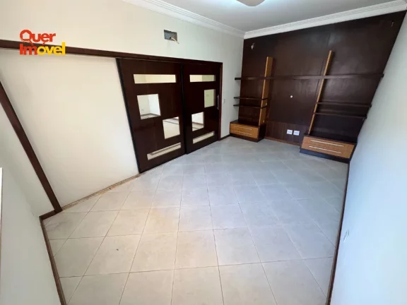 Imagem Oportunidade Imperdível de Casa à Venda no Jardim Antártica, Ribeirão Preto-SP! 5 quartos, 3 suítes, 3 salas, 4 banheiros, 5 vagas de garagem e 324,00 m² de área. Permuta e Financiamento. Quer Imóvel Negócios Imobiliários.