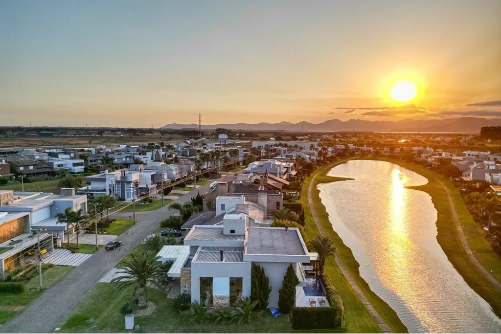 Imagem Casa de condomínio à venda em Xangri-Lá, Centro, com 4 quartos, 368m2