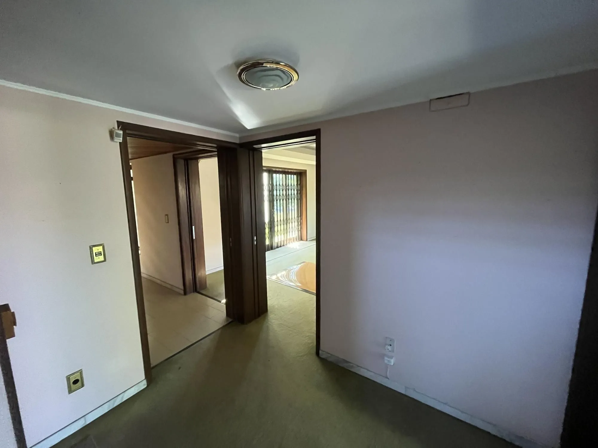 Imagem Casa de 4 quartos, 2 suítes e 2 vagas de garagem no bairro Boa Vista em POA