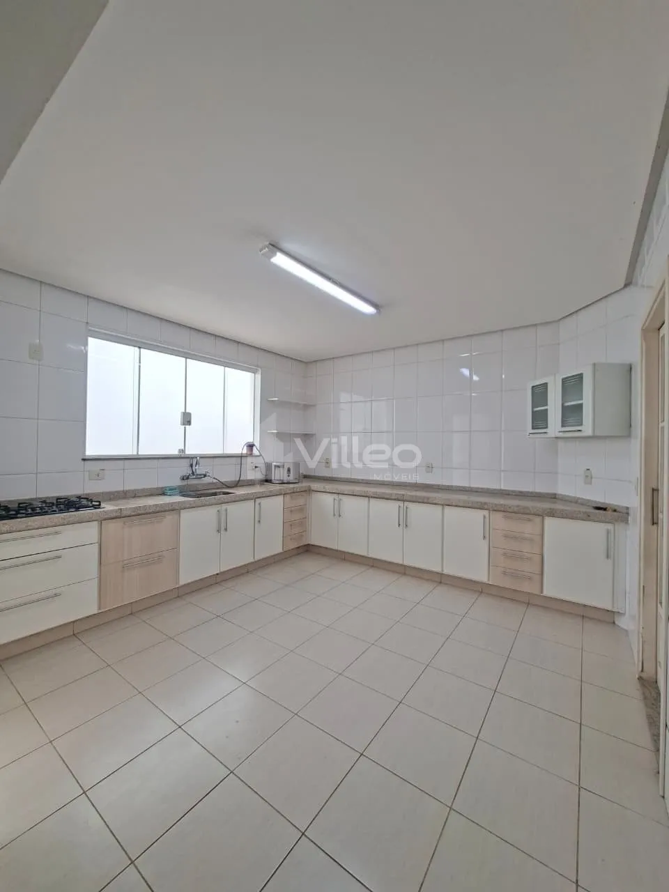 Imagem Venha conhecer e se encantar por essa confortável casa num dos condomínios mais tradicionais de So...