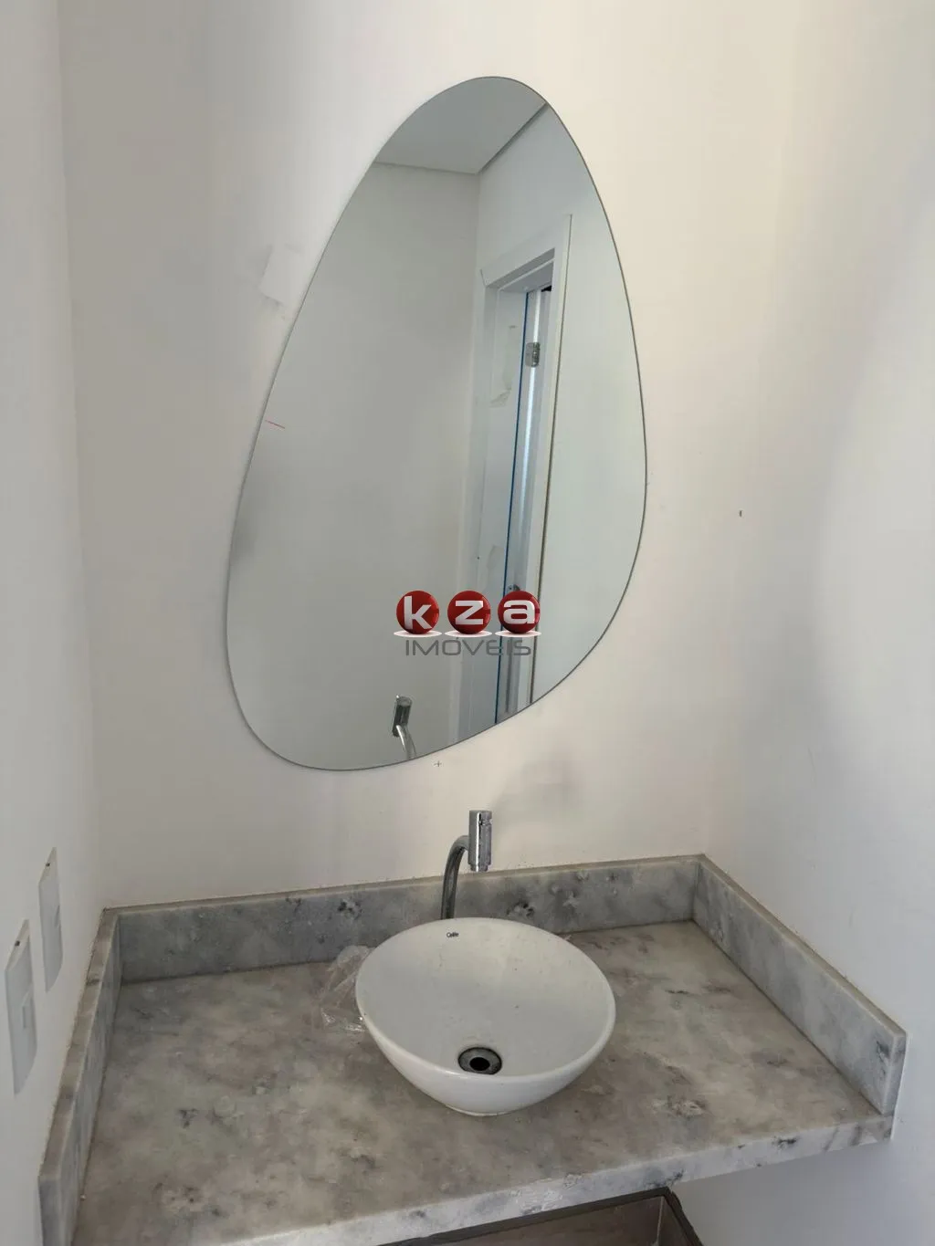 Imagem Casa de Vila à venda Próximo ao Colégio Porto Seguro em Valinhos-SP, 3 suítes, 2 salas, 4 banheiros, 2 vagas de garagem, 141m².