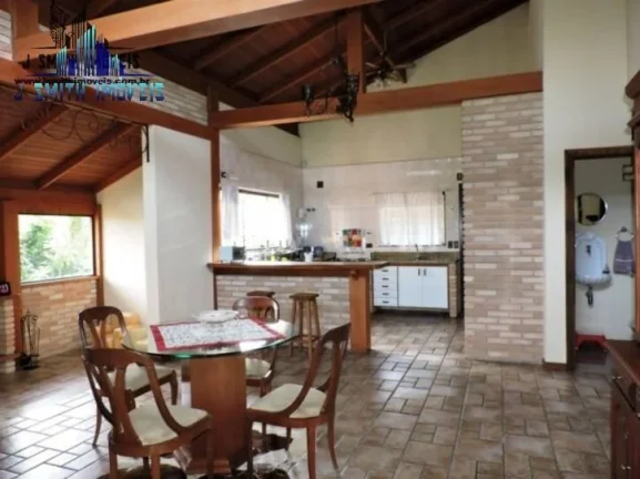 Imagem Casa na Granja Viana com muito espaço em rua tranquila
 Casa com pé direito alto, amplas varandas,...