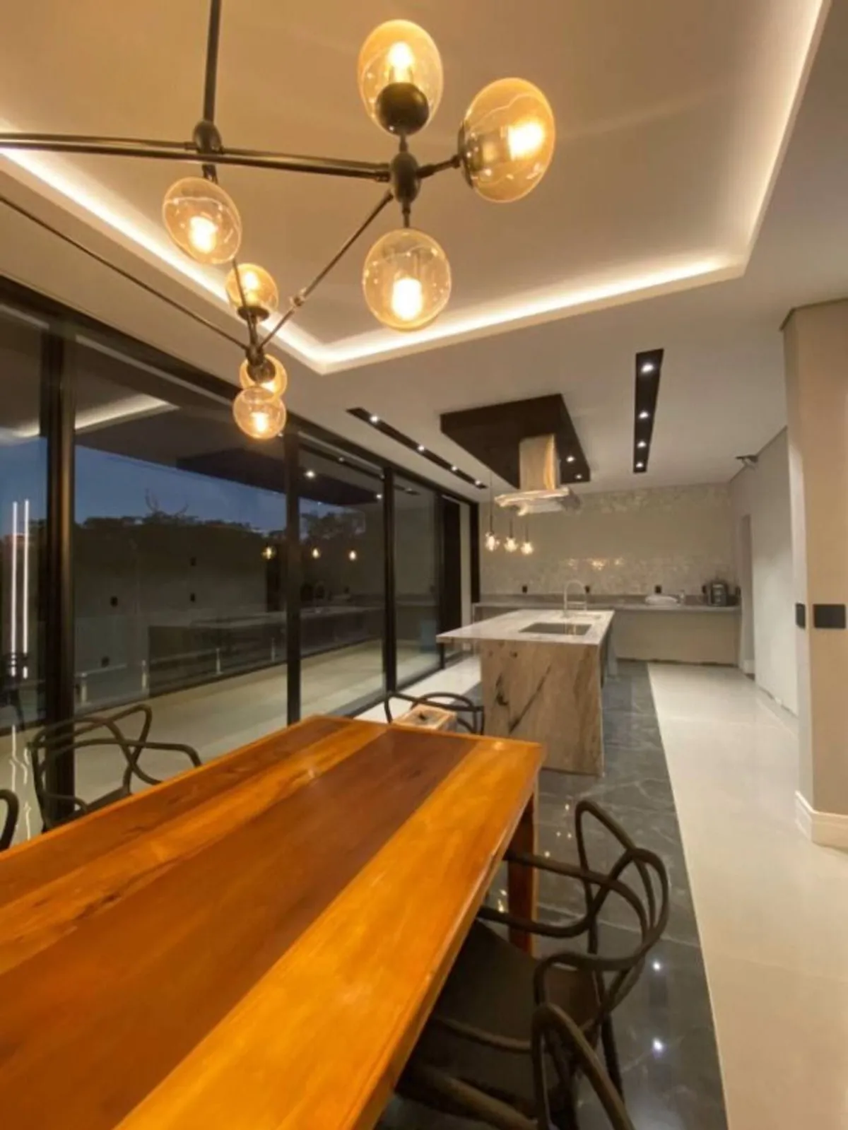 Imagem Casa Triplex no Condomínio Alphaville Nova Esplanada 1