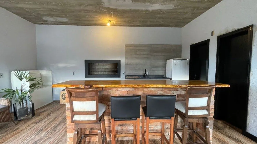 Imagem Linda Casa Ampla com 3 Suítes Construída Recentemente em Condomínio no Bairro Nobre de Gramado