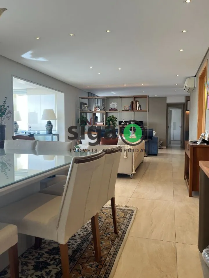 Imagem Apto à Venda com 200m², 3 suites, 4 vagas, Semi mobiliado, andar alto, no Panamby