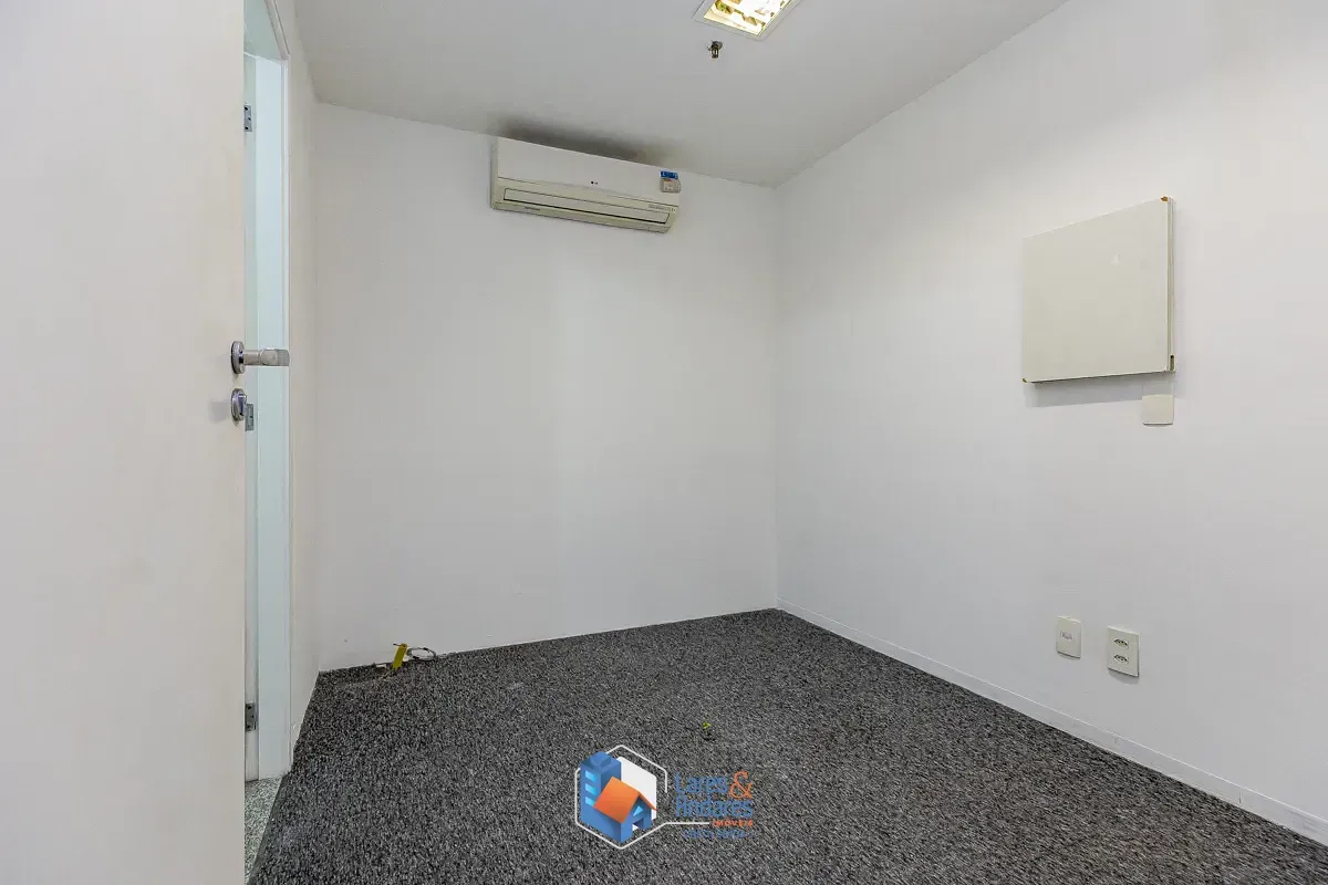 Imagem Conjunto comercial para venda em Cerqueira César, 90m²