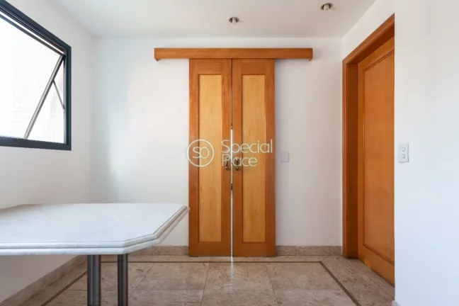 Imagem Excelente apartamento com 202m² em Higienópolis. Living super espaçoso, varanda com uma vista inc...