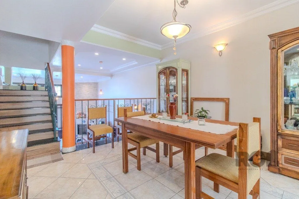 Imagem Linda casa de 04 dormitórios com vista livre no Bairro Teresópolis