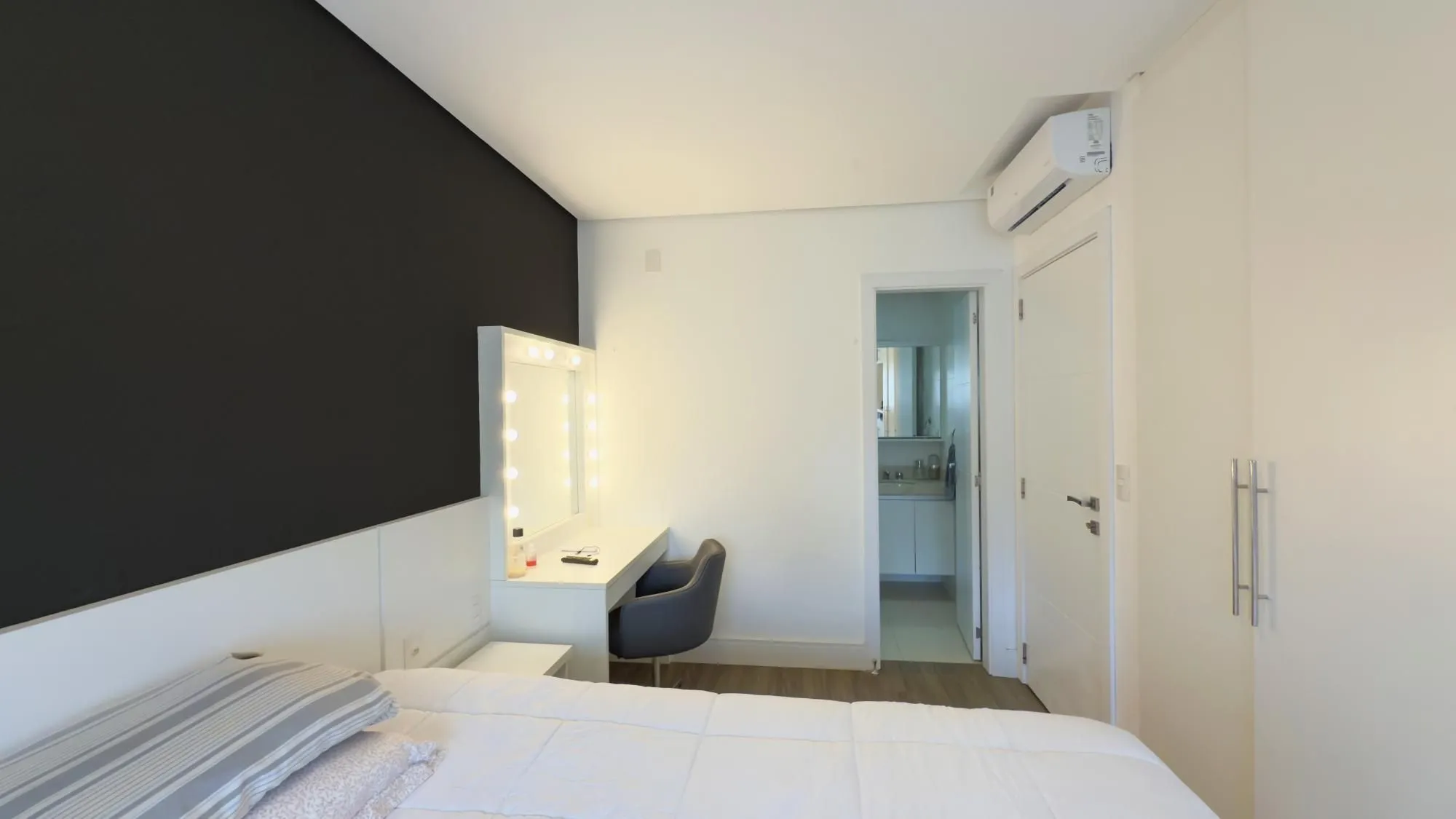 Imagem Casa para Comprar com 4 suítes, 386 m² - Chácara das Pedras - Porto Alegre