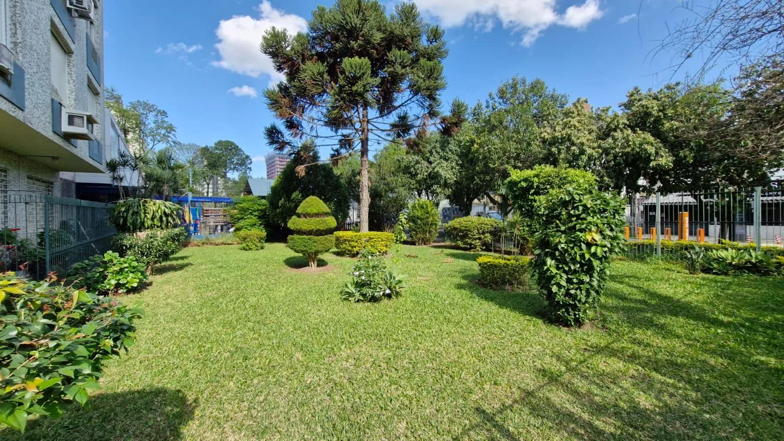 Imagem Apartamento no Menino Deus com 2 dormitórios e dependência de empregada com banheiro