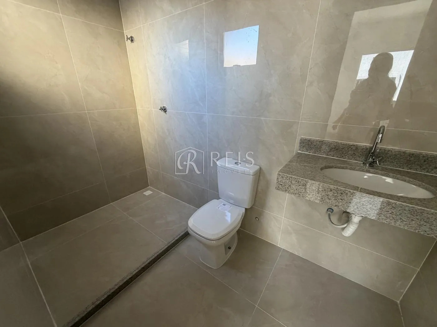 Imagem Casa para Venda em Rio das Ostras, Recreio, 4 dormitórios, 4 suítes, 6 banheiros, 2 vagas