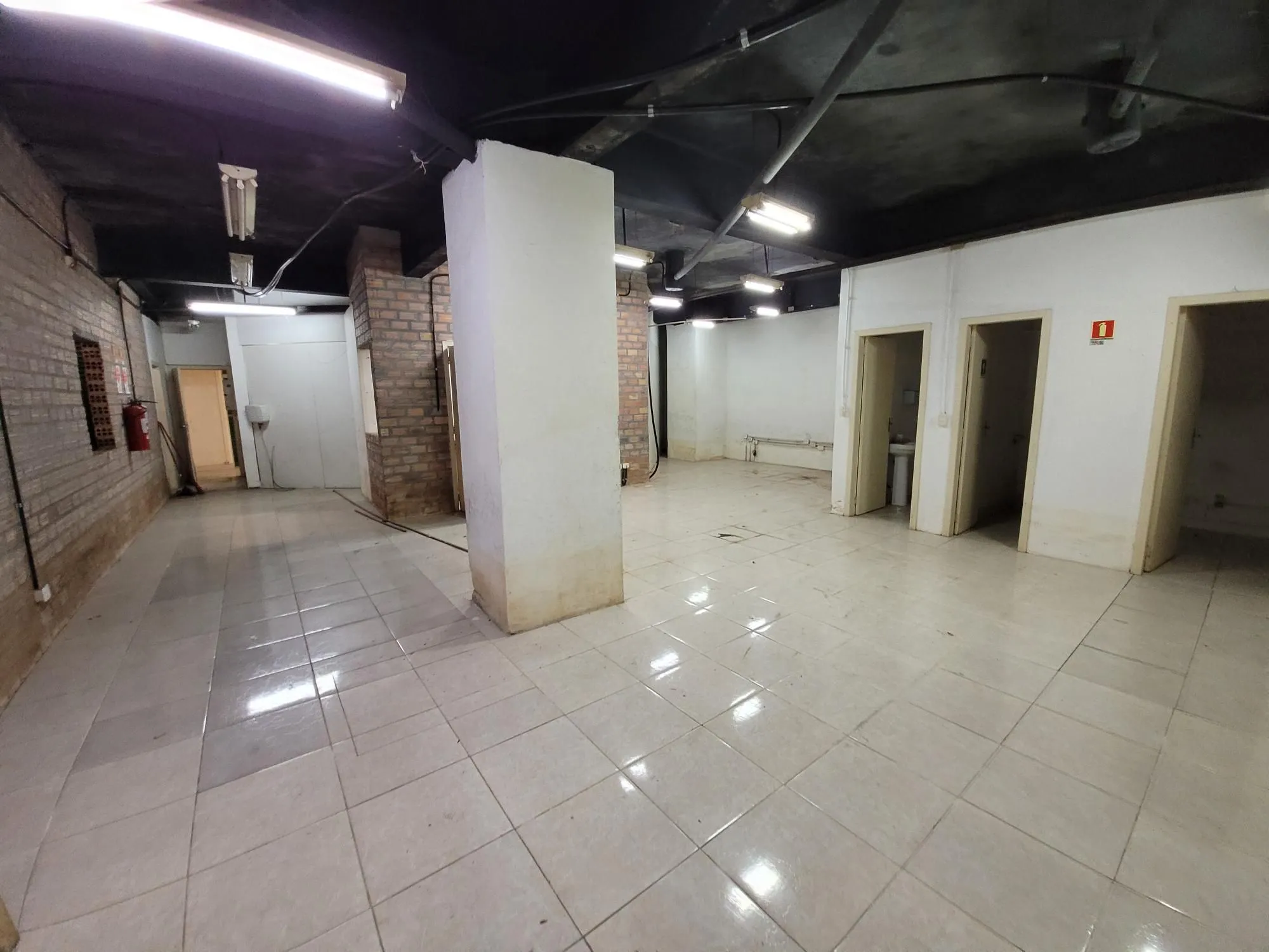 Imagem ️ MÁFFER IMÓVEIS ALUGA LOJA COMERCIAL na Av. Farrapos, com 213m² de área privativa, amplo imóvel com pé-direito alto, vitrine para a avenida com excelente visibilidade.