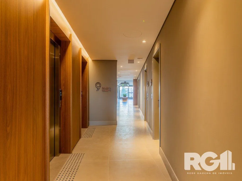 Imagem Loft de alto padrão construtivo no bairro Moinhos de Vento, planta de 29,60 m2 privativos com porcelanato, forro em gesso e aberturas em alumínio com vidros duplos.