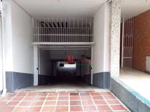 Imagem Na Cidade Baixa, térreo, 3 dormitórios, pátios e 3 vagas.