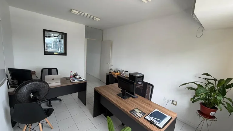 Imagem OBS ESTA SALA SERÁ VENDIDA PORTEIRA FECHADA COM AS SEGUINTE MOBÍLIAS: 1 AR CONDICIONADO, 1 MESA REDONDA COM 4 CADEIRAS, 2 MESAS EM L COM 1 CADEIRA CADA, 1 MESA DE CAFÉ, 1 ARMÁRIO PARA DOCUMENTOS E 1 ARMÉRIO DE COZINHA.