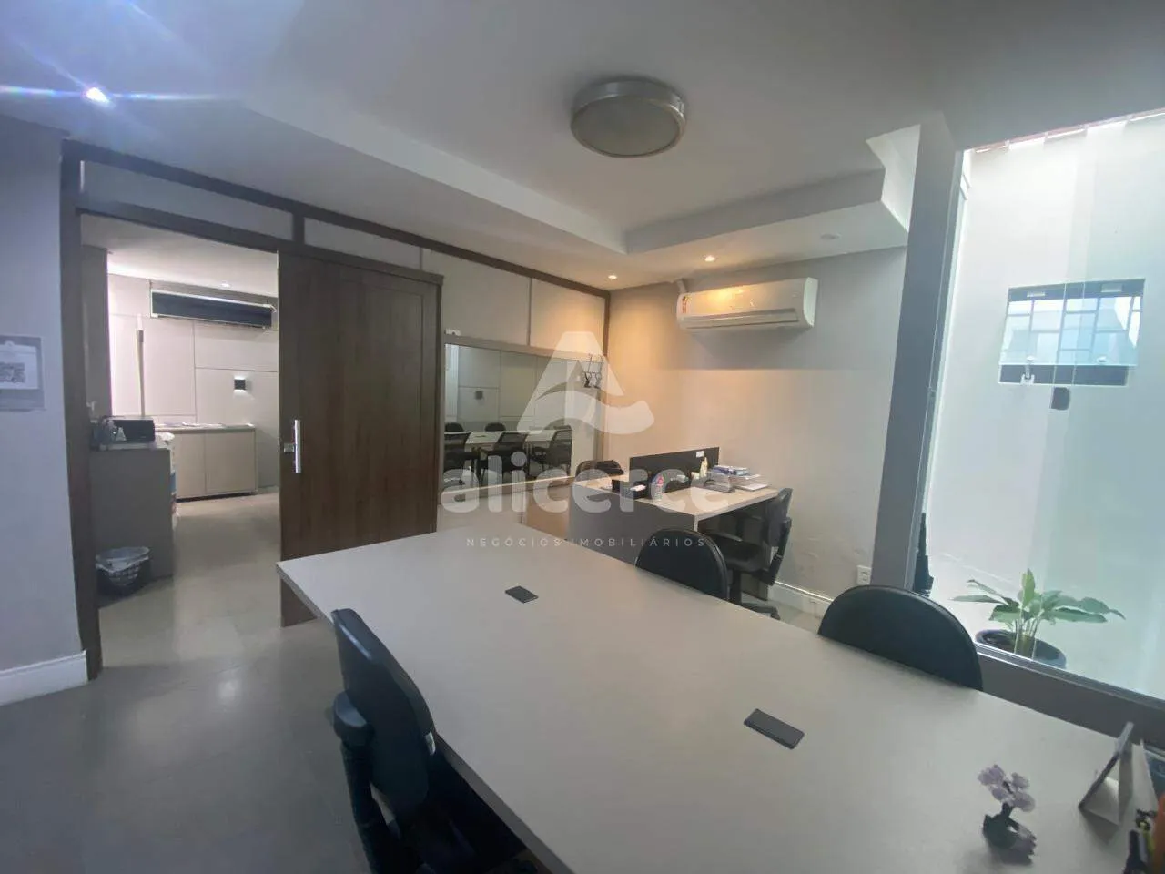 Imagem Vendemos mobila completa para escritório usada em uma sala com 140m²