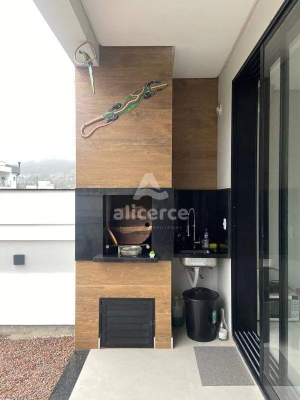 Imagem Casa de Alto Padrão com Fundos para o Lago - 3 Dormitórios I 1 Suíte I 2 Vagas de Garagem - em Acqua Condomínio Clube, Deltaville - Biguaçu/SC