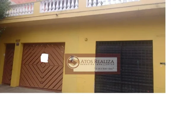 Imagem Grande oportunidade e muito lucrativo na vila Santa Catarina. Vendo imóvel com 3 casas + 1 salão comercial na Vila Santa Catarina. Casa 1= casa principal. Tem 2 dormitórios, sala, cozinha, banheiro. Tem também um sótão com 2 cômodos e 1 banheiro. Tem gara
