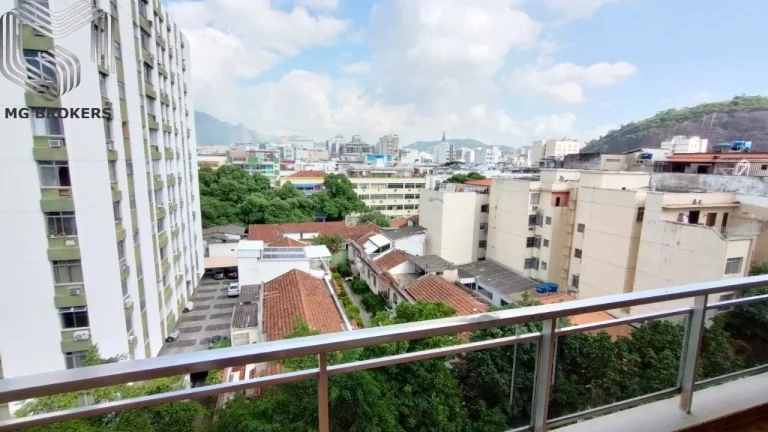 Imagem Imóvel Exclusivo na Tijuca: Apartamento com 4 Quartos, 2 Suítes, 3 Salas, 4 Vagas de Garagem e 160m² - Rio de Janeiro-RJ