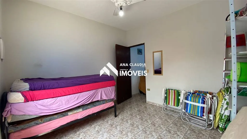 Imagem Casa na praia de Mongaguá a venda, 80 metros da Marginal.