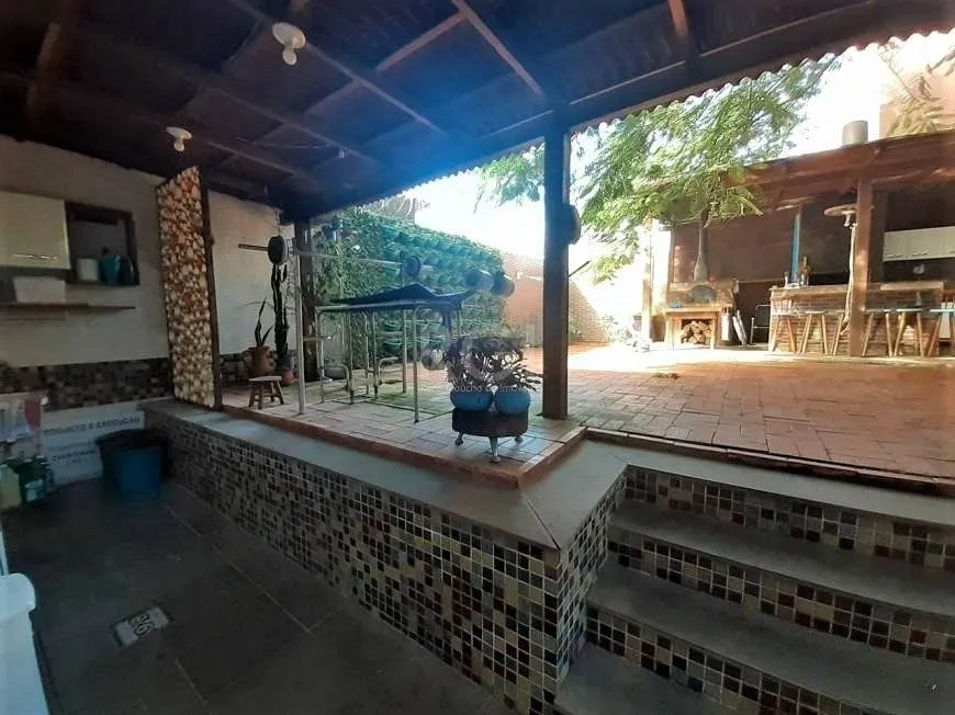 Imagem Casa com 233m², 2 dormitórios sendo 1 suíte, living com lareira, espaço gourmet com churrasqueira, pátio e 2 vagas de garagem no bairro Sarandi