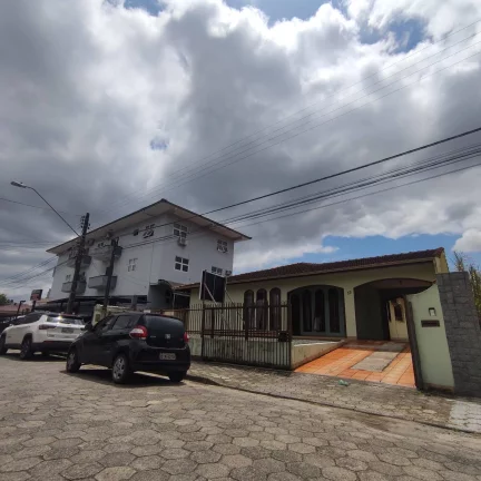 Imagem Casa Averbada à venda em Joinville, bairro Saguaçú