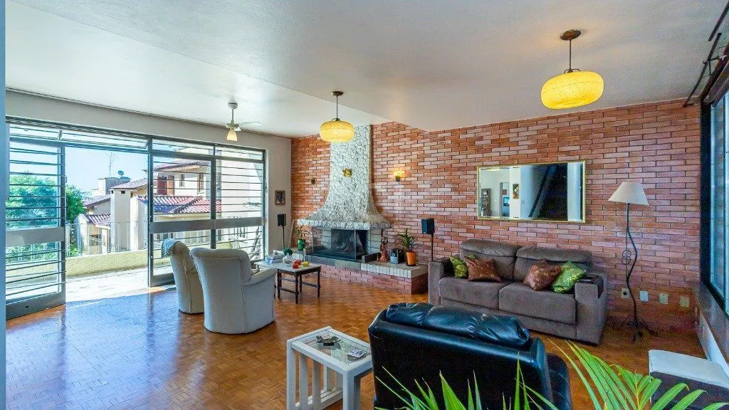 Imagem Vende casa com 05 quartos e garagem para 5 carros.