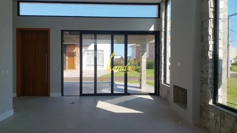 Imagem Casa térrea com 4 suítes e beira de lago