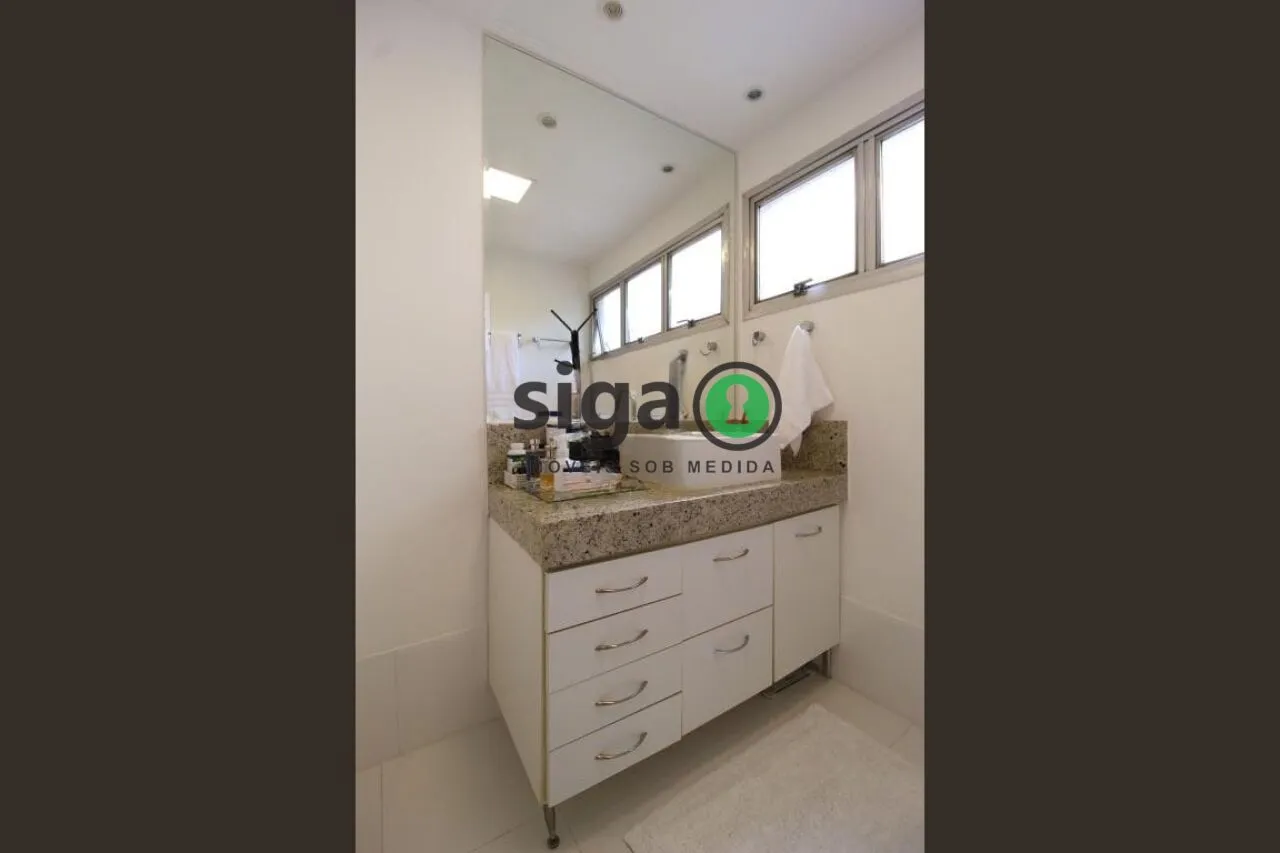 Imagem Apartamento sofisticado em Moema com reforma impecável e 2 vagas fixas.