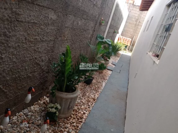 Imagem Casa padrão à venda no Bairro Parque das Aroeiras, Uberaba - 2 dormitórios e suíte!
