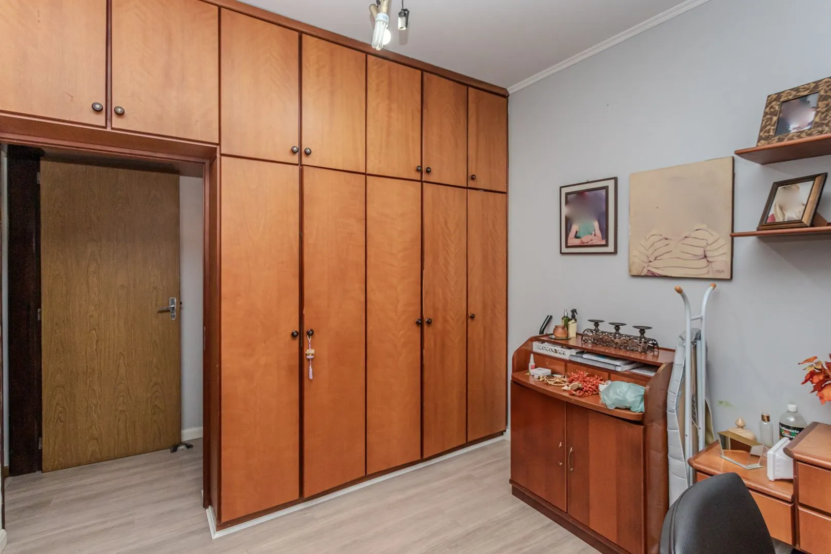 Imagem Prédio Comercial no Passo D'areia com 8 dormitórios e 8 vagas