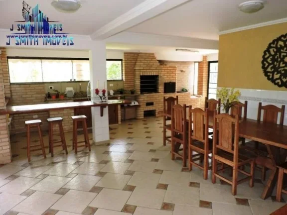 Imagem Casa na Granja Viana com muito espaço em rua tranquila
 Casa com pé direito alto, amplas varandas,...